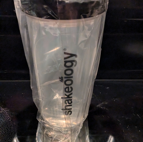 21 Day Fix Food Storage Containers with Labels and Shakeology Shaker Cup - Picture 6 of 7